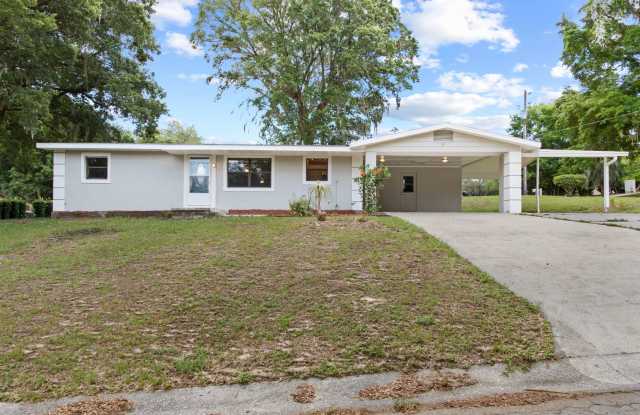 Fruitland Park 4/2 w/ Covered Patio - 36124 East Spring Lake Boulevard, Lake County, FL 34731