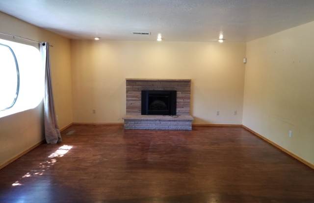 323 Wellesley Place NE - 323 Wellesley Place Northeast, Albuquerque, NM 87106