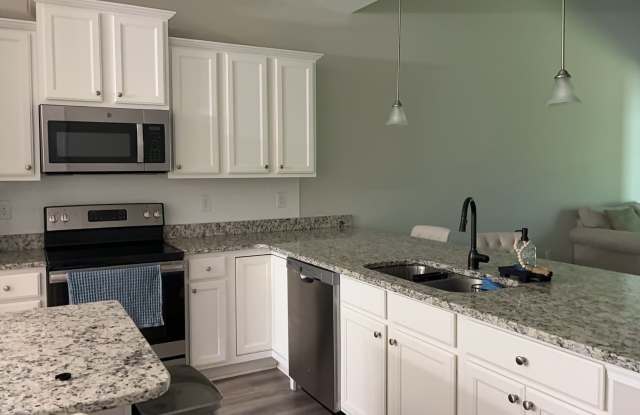 Large 3BR, 2BA Townhome in Windsor Plantation Gallery 4