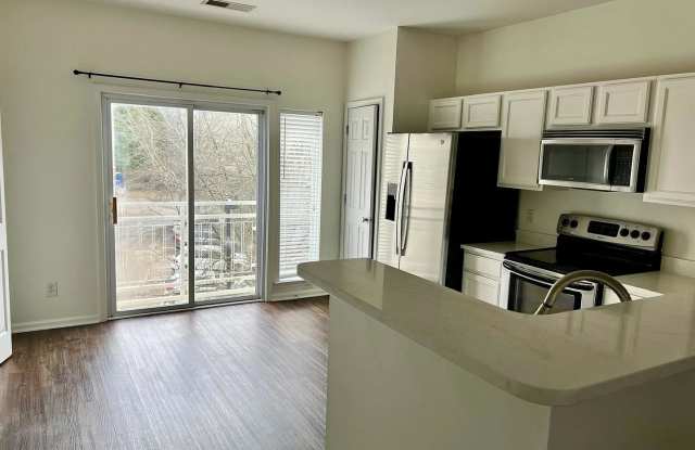 Room in 2 Bedroom Home at Donatello Ave Gallery 4