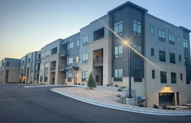 880 N Main Gallery 1