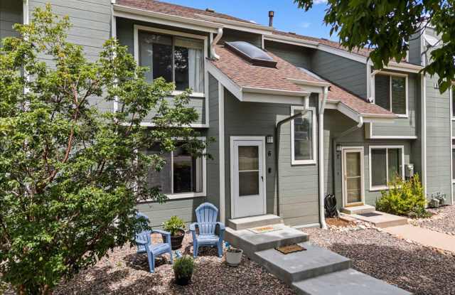 MOUNTAIN VIEWS + BEAR CREEK TRAIL ACCESS + 2-CAR ATTACHED GARAGE! Gallery 1