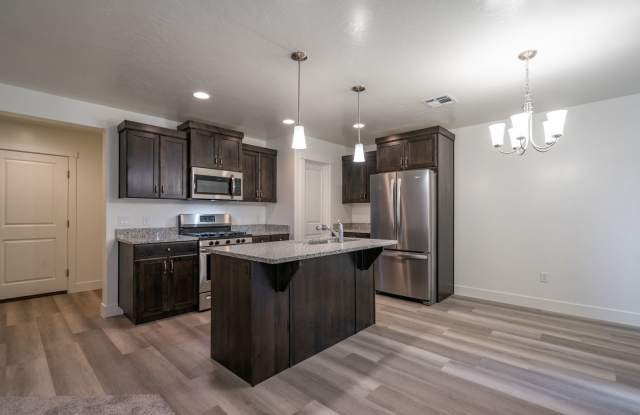 Flexible Lease! 4 Bedroom End Unit in St. George Gallery 4