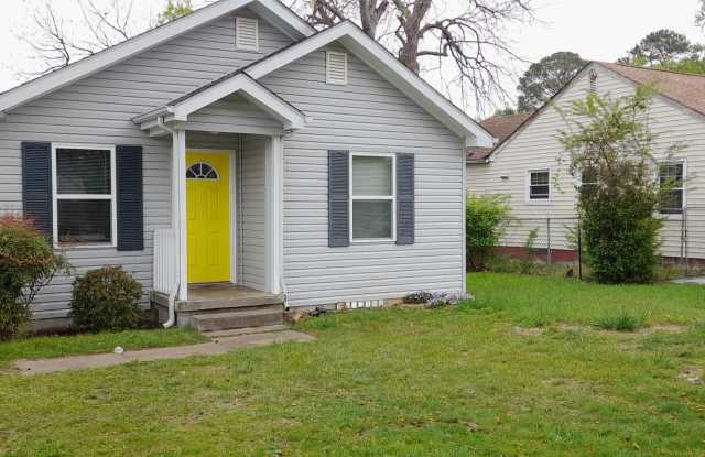 2 Bedroom 1 Bath home in Brainerd Area - 5011 Carolyn Lane, Chattanooga, TN 37411