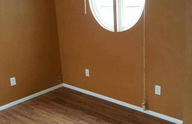 3 bedrooms ranch house with detached garage Gallery 4