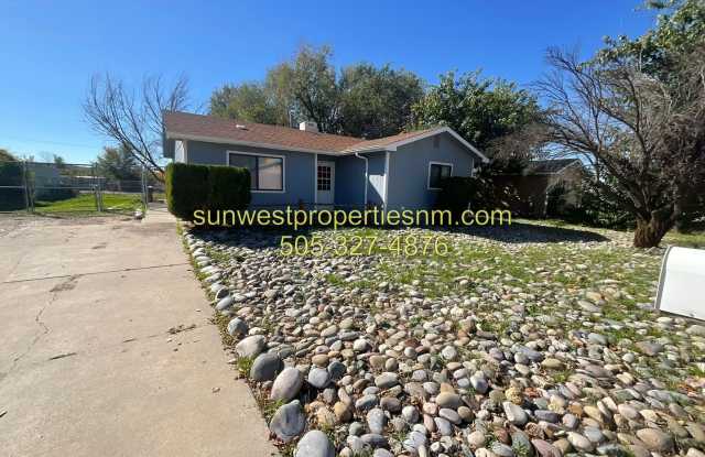 3 Bedroom, 1 Bath, Home with Fenced Backyard Gallery 3