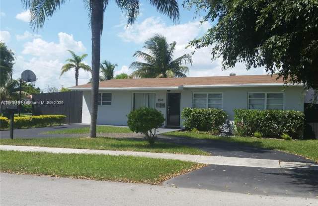 10541 SW 52nd St - 10541 Southwest 52nd Street, Westwood Lakes, FL 33165