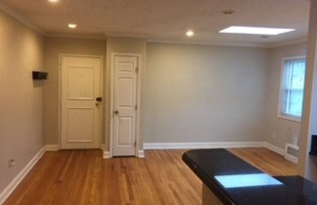 Sunny 1BR/1BA Top Floor Condo in Takoma Park Gallery 3