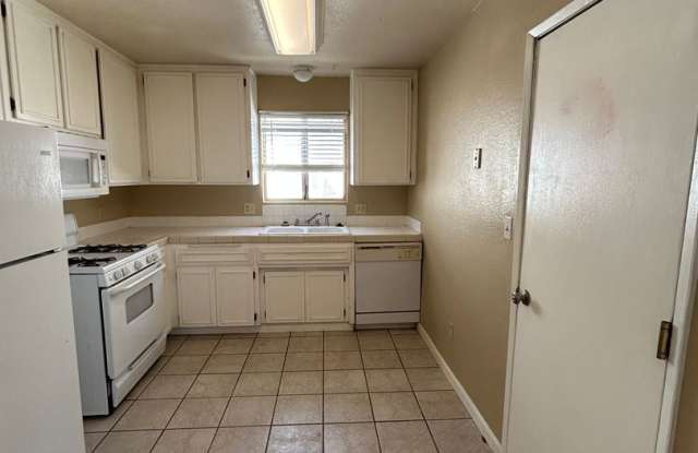 2Bedroom/1 Bath Condo with private Yard and 1 Car Garage. Water/Trash Included photos photos