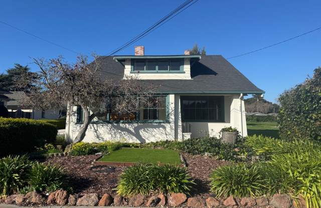 Charming 5 Bedroom/2 Bath Older Home in Hollister photos photos