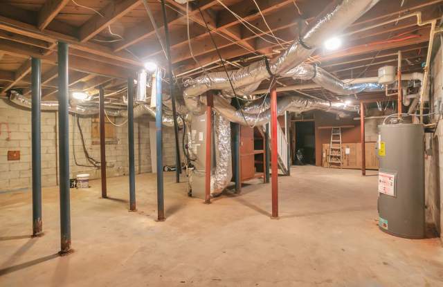 Room in 4 Bedroom Home at Santa Monica Dr Gallery 3