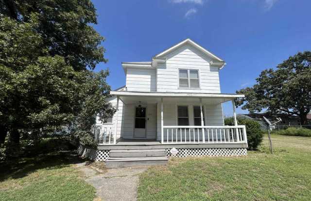 COMING SOON: Charming 3 bedroom / 2 bathroom home with convenient back parking! Gallery 1