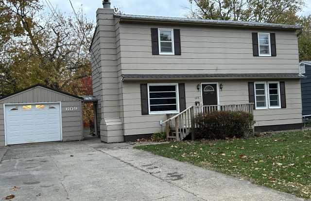 609 East 14th Street North - 609 East 14th Street North, Newton, IA 50208