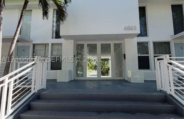 6865 E Bay Dr Gallery 1