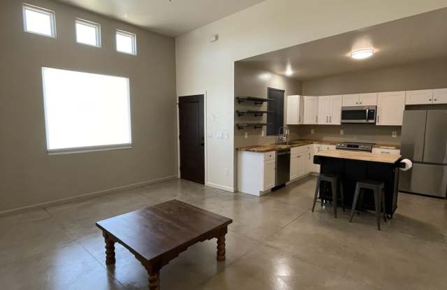 3250 N Stone Avenue Gallery 2