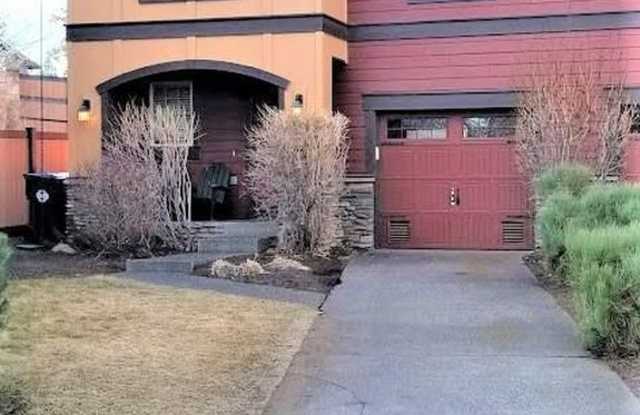 Beautiful 3 Bed/2.5 Bath Two-Story Duplex in NW Bend - Schaeffer Drive photos photos