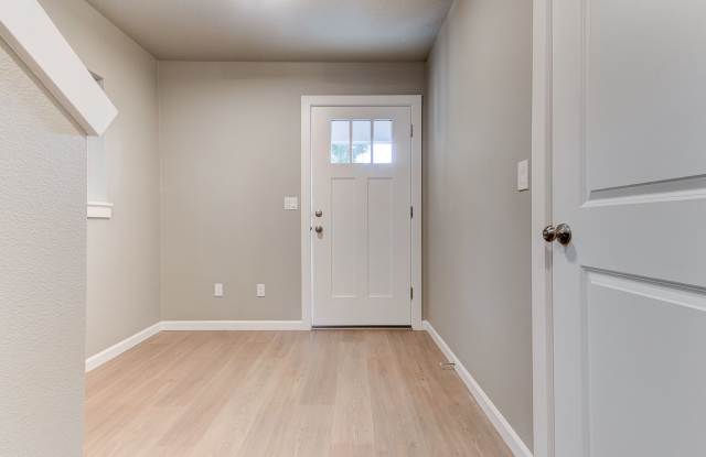 Beautiful Home! 3 Bedrooms with En suite Baths! End Unit! Gallery 2