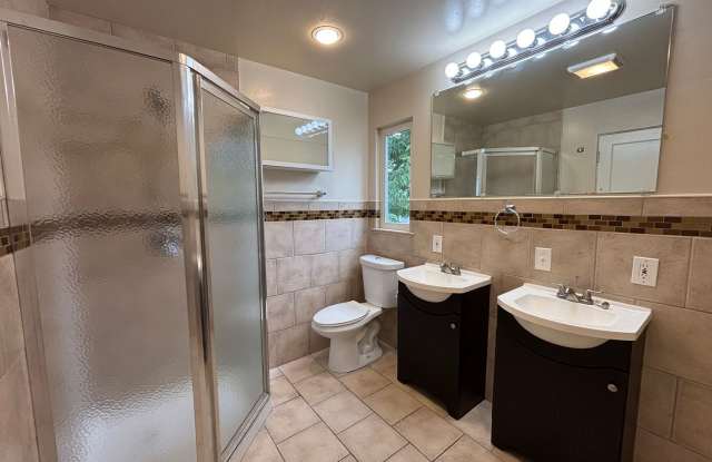Spacious 3 Bed + Office, 2 Updated Baths – Central Aurora Gallery 4