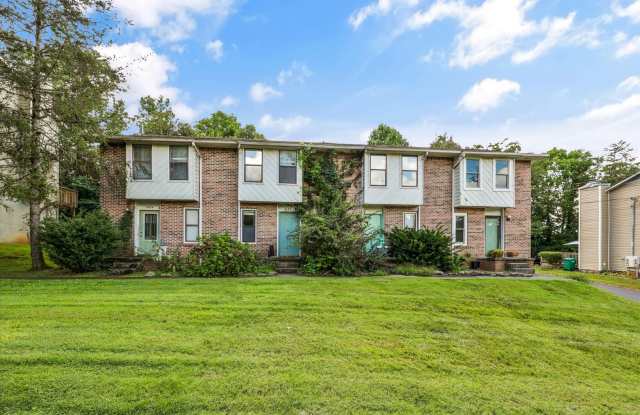 Knoxville 37923 - 2 bedroom, 1.5 bath Apartment - Contact Wafa Sulaiman 865-335-7498 photos photos