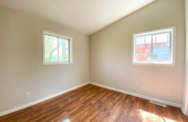 Spacious 3 Bedroom with Updated Kitchen photos photos