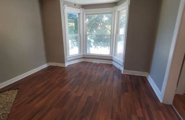 3 Bedroom 1.5 bath - very large bathtub Gallery 4