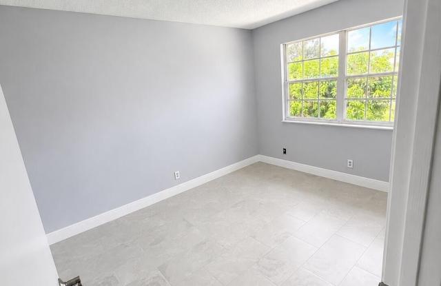 1560 SE ROYAL GREEN Circle Gallery 2