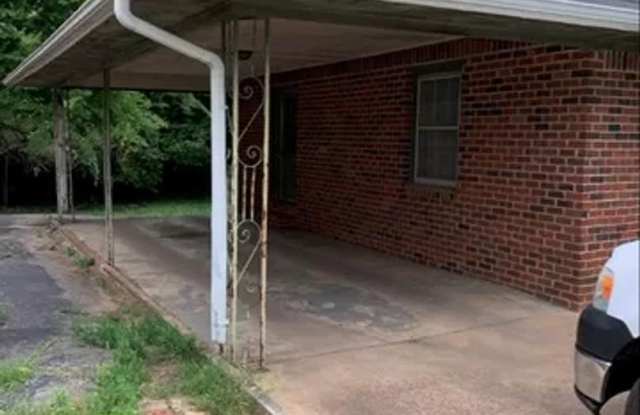 Spacious home in Florence, AL - Walking distance to UNA!! - 1022 North Pine Street, Florence, AL 35630