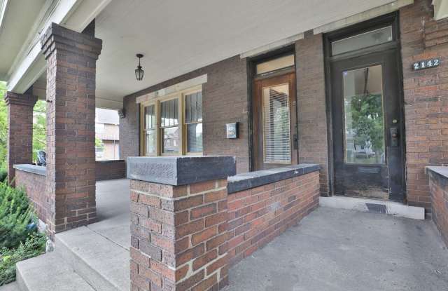 Awesome House for your Large Group - HUGE HOUSE with 3 Floors - 3 Kitchens, 3 Bathrooms, Awesome Indoor & Outdoor Space. Great For OSU Game Days! Gallery 4