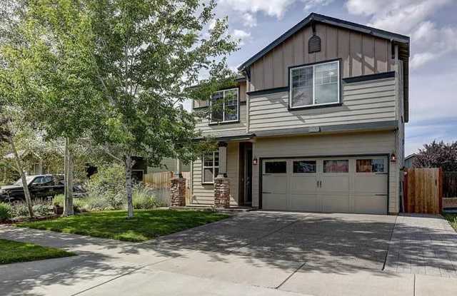 Unfurnished Beautiful 4-Bedroom + Office Home with Fenced Yard in NE Bend! Gallery 3