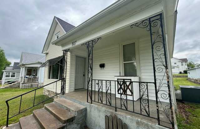 807 W 2nd Street Gallery 2