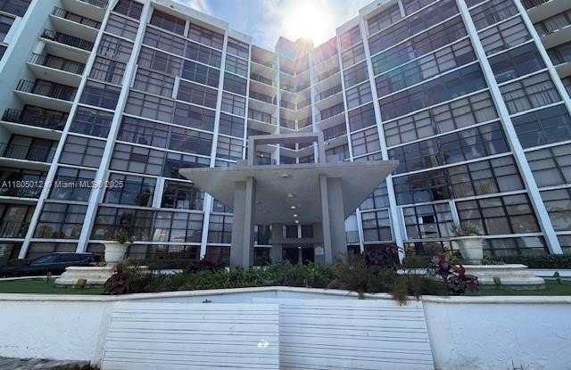 200 Leslie Dr photos photos