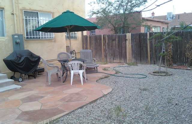 MONTERY HEIGHTS CNM/UNM DARLING 2 Bedroom 1 Bath House with Garage Gallery 4
