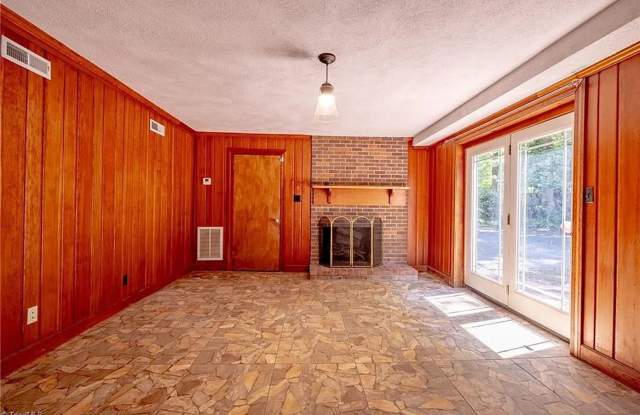 Room in 5 Bedroom Home at Kinnamon Rd Gallery 4