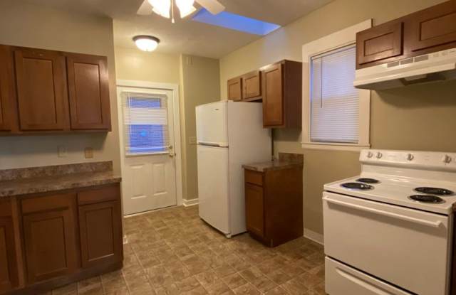 MOVE IN NOW! Updated home-Minutes To Anywhere In Lincoln! - 2305 S Street, Lincoln, NE 68503