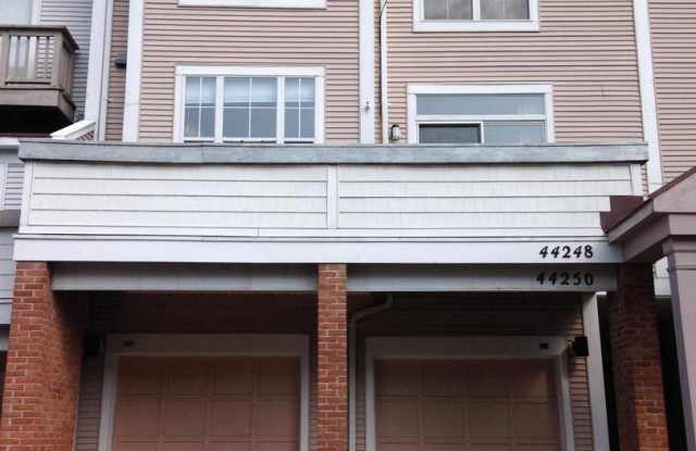 44248 MOSSY BROOK SQUARE Gallery 2