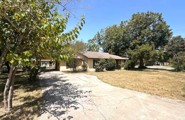 Cabin style 2 Bedroom (can be used as 3)  and 2 Bathroom Single Family House for Rent nearby Downtown Buda TX Gallery 3