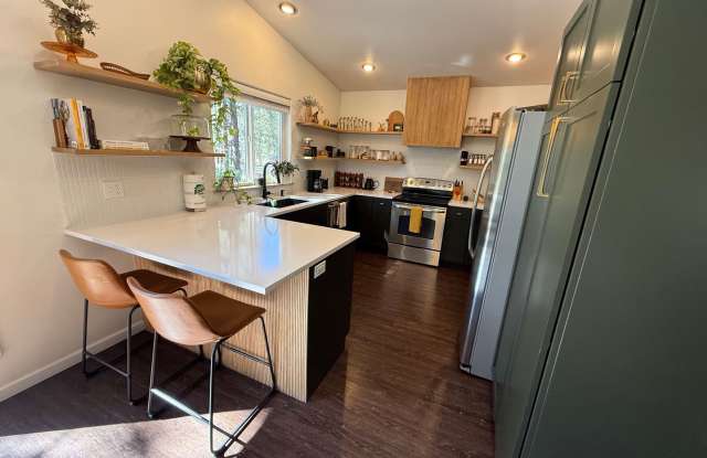 Beautifully Remodeled 2 Bed/1.5 Bath on .44 Acres - Sunriver, OR Gallery 4