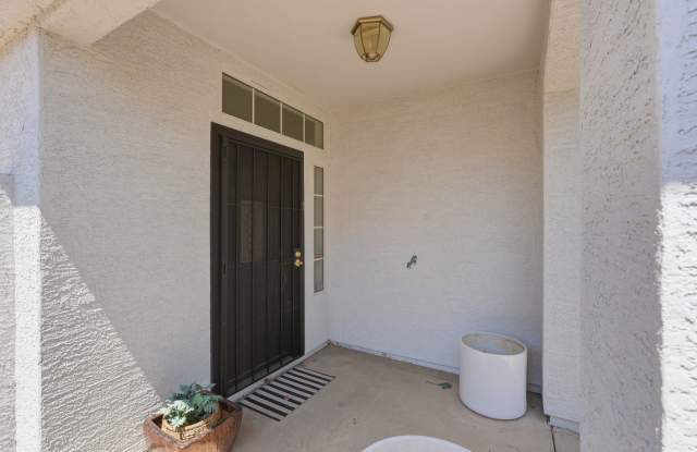 4 Bed 2 Bath House with a pool! Gallery 4