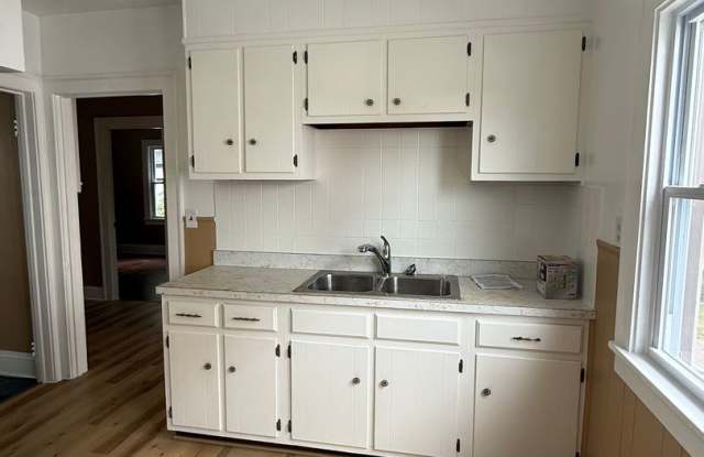 4bd Single Lee/Harvard *WATER/SEWER INCLUDED* Section 8 Gallery 3