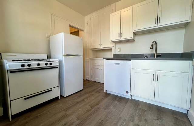Bright  Spacious 1BD in Oakland! Beautiful Hardwood Floors, Equipped Kitchen  More! Call Today! - 231 Halket Place, Pittsburgh, PA 15213