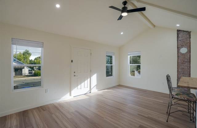 Must see 1 bed 1 bath single family close to downtown Prescott Gallery 4