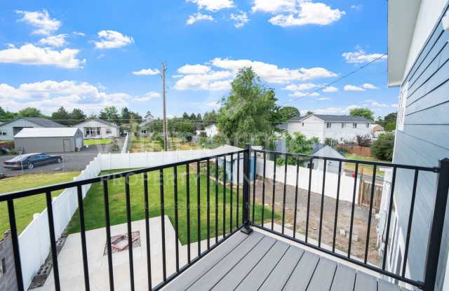 ** First month half off ** Beautiful 3 Bedroom Home - EV Charger - Pet Friendly Gallery 3