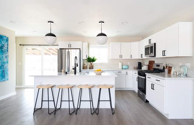 Stunning 4 Bed / 2 Bath with Chef’s Kitchen, In-Unit Laundry and Shared Backyard Retreat Gallery 4
