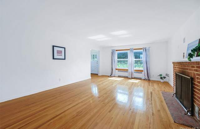 121 Manhasset Avenue Gallery 3