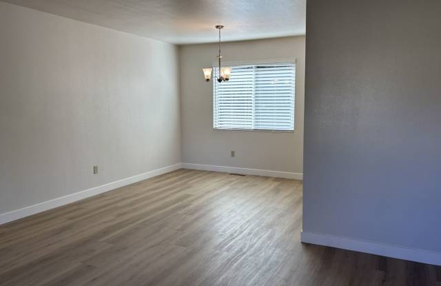 Beautiful 4 Bed, 2.5 Bath Home | Fenced Yard, Fireplace & Community Pool Gallery 4