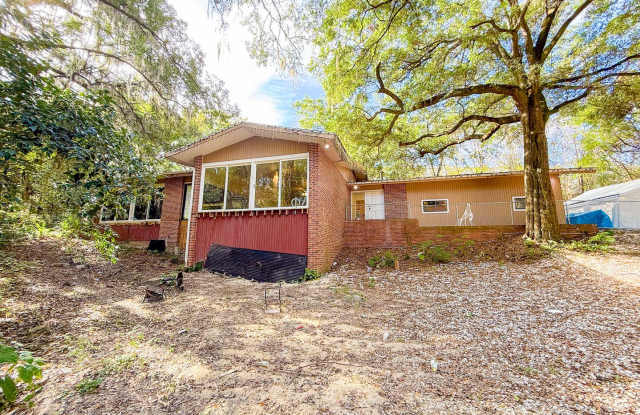 Large 9 Bedroom House In Walking Distance to Sorority Row - 1000 Southwest 9th Street, Gainesville, FL 32601