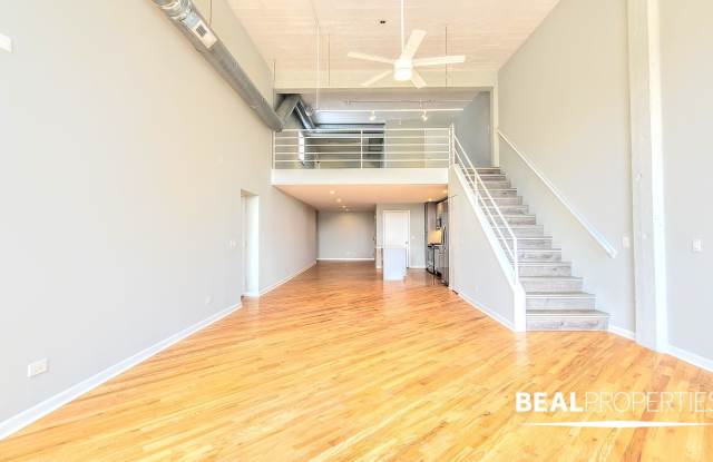 2320 N Damen Ave photos photos