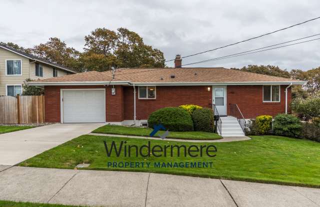 Centrally Located 4 Bedroom 2 Bath Home - 1000 Southeast Ireland Street, Oak Harbor, WA 98277