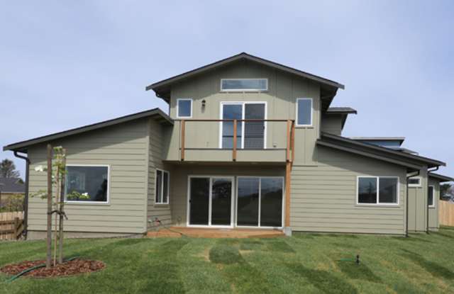 Custom designed spacious 3/2 in Mckinleyville Gallery 1