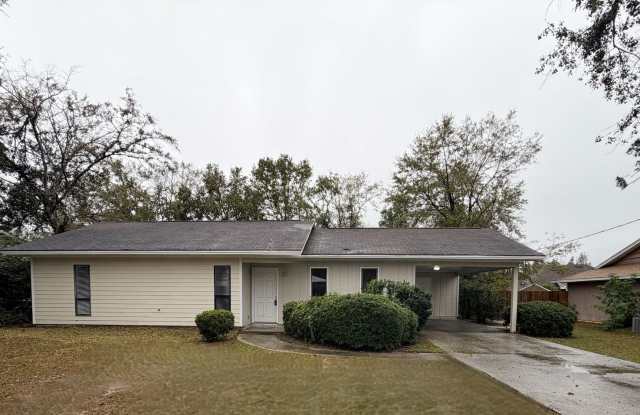 3 Bedroom 2 Bath home in Valdosta - 1000 Pineview Drive, Valdosta, GA 31602